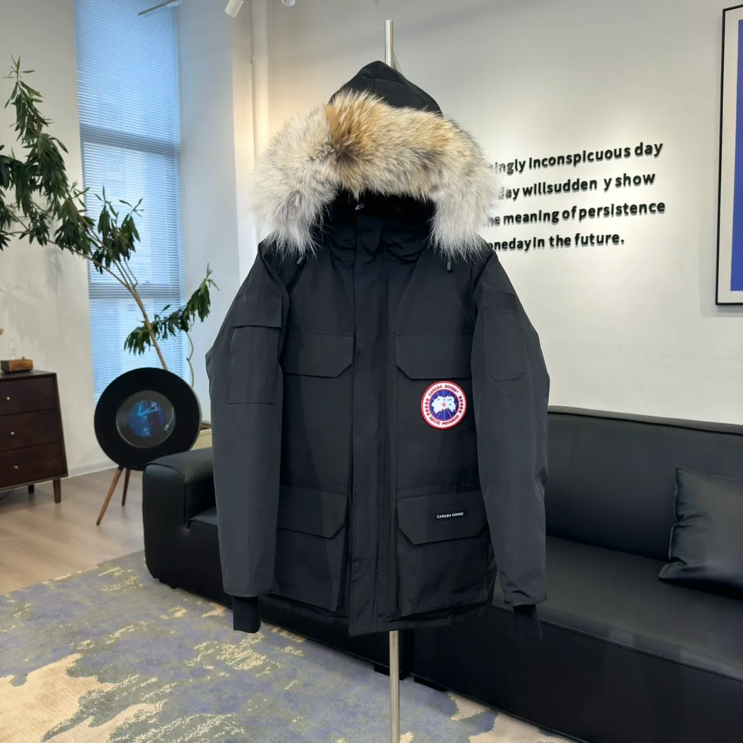 P800 🇨🇦Canada Goose "Canada Goose" 🇨🇦 Beichen White / 08 Expedition Parka 4660M Product color: black, off-white, red, sand pink, sky blue, graphite gray, Beichen white, navy, sky blue, gray camouflage gray black label Product size: XS, S, M, L, XL, XXL The Expedition was originally a parka designed for scientists at the McMurdo Research Station in Antarctica. Whether your next journey takes you into the frozen urban jungle or across uncharted ice fields, wear Canada Goose's Expedition Parka and get proven results year after year in Antarctica by the National Science Foundation's Center for Polar Research.  Material list: 1⃣ Uses Y-shaped Velcro imported from Taiwan (exclusive in the market) 2⃣ Uses 18-count polyester-cotton blended fabric imported from South Korea (authentic synchronized fabric) 3⃣ National standard 80% white duck down, (zp uses 80% white duck down/90% of all boasts are fake) 4⃣ Western Canadian coyote hair (non-market dyed fox hair filled with wolf hair) Material analysis characteristics: 1⃣ The original/polyester-cotton fabric has a high polyester fiber content, and the polyester-cotton fabric has high heat and light resistance and good stability. It has bright colors, high fiber strength, durability, light resistance, heat resistance, and straightness. 2⃣ As we all know, the original version uses 80% white duck down. The fill power refers to the cubic inches of volume occupied by each ounce (30 grams) of down under certain conditions. If one ounce of down occupies 500 cubic inches, the fill power of the down is 500. So we can simply understand it as: fill power is the volume of down, and the volume of down is fill power. The higher the fill power of down, it means that under the same filling amount, down can fix a larger volume of air layer to keep warm and insulate, so the warmth retention of down is better. 3⃣ Western Canadian coyote hair, "large range of selected neck hair" is soft and fluffy, each wolf hair is 60-63 long / 14-16 wide at the peak, this width + preferred parts. It is basically unmatched by the same industry